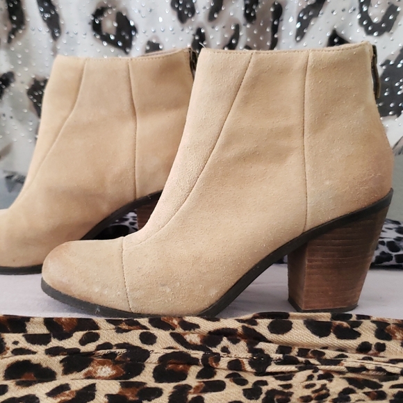 Vince Camuto suede ankle boot - Picture 4 of 9
